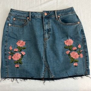 Guess M- skirt with embroidery
